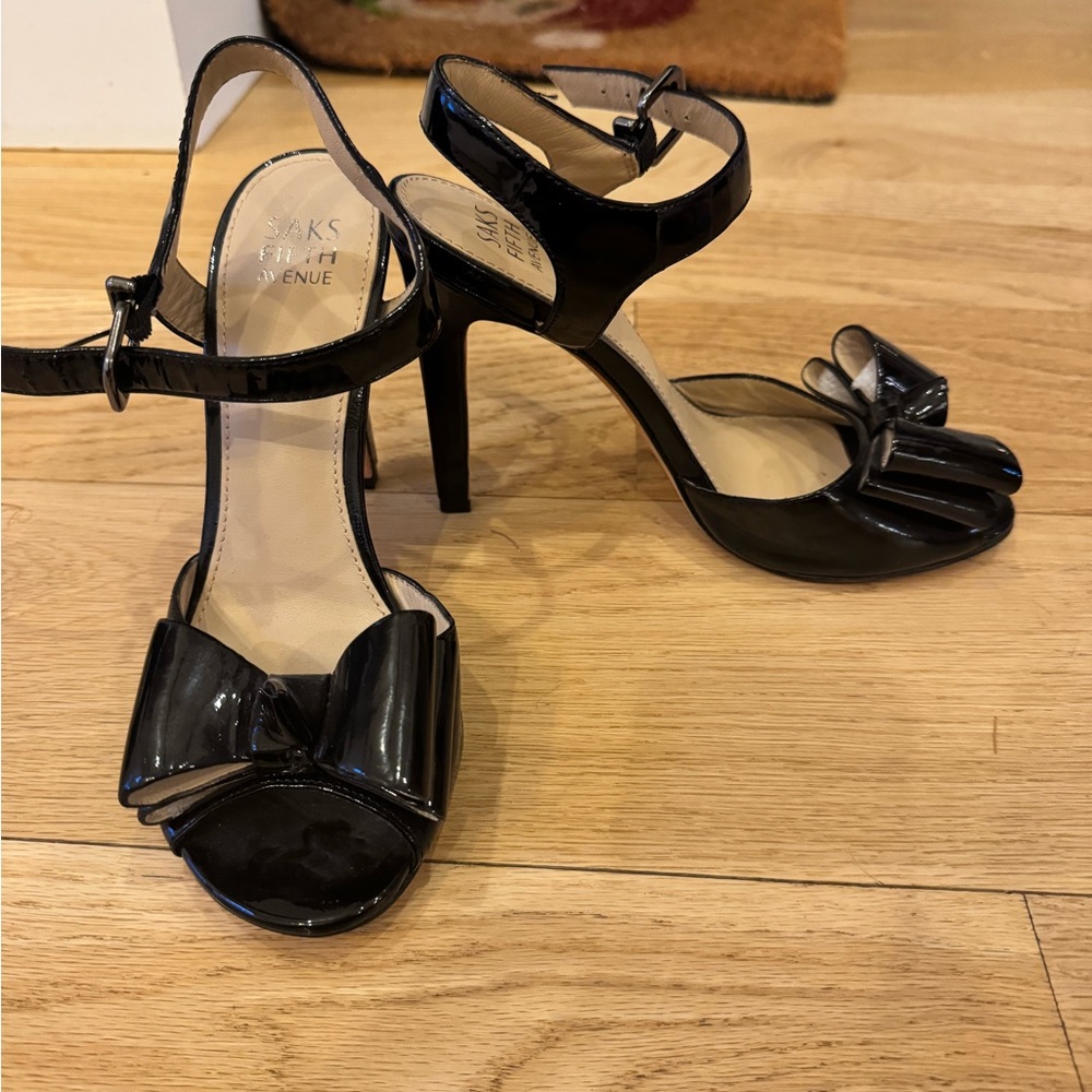 Saks Fifth Avenue black patent leather bow heels